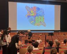 Les parents se sont installés dans la salle, impatients de voir leurs enfants sur scène.